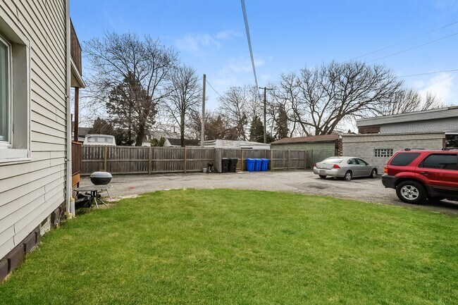 Building Photo - 1321 Buhrer Ave