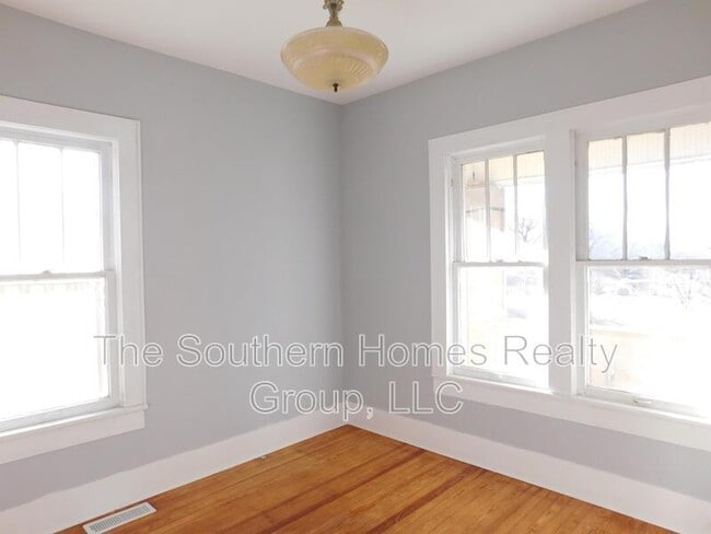 Building Photo - 816 9th St
