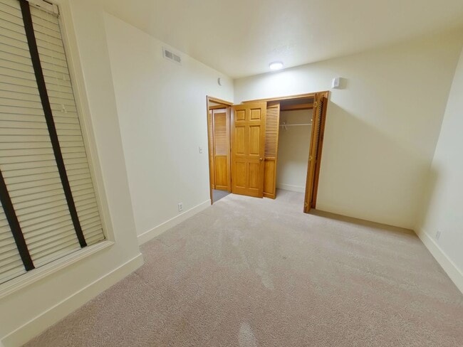 Building Photo - 2 Bedroom Condo In Fantastic Location!