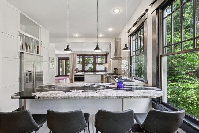 Building Photo - Beautiful Historic 4BR/3BA Gem | Hillsboro...