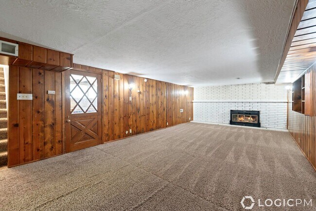 Building Photo - 1305 Henderson Dr