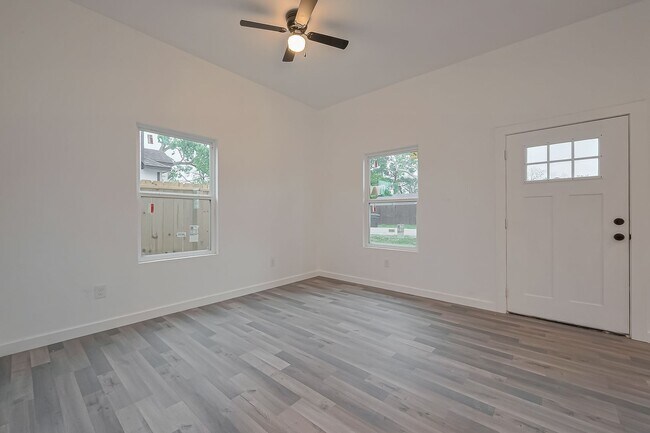Building Photo - AFFORDABLE 4BD/2.5BA SINGLE HOUSE!