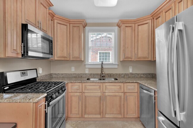 Building Photo - East Hill Cottage Available December 8th!