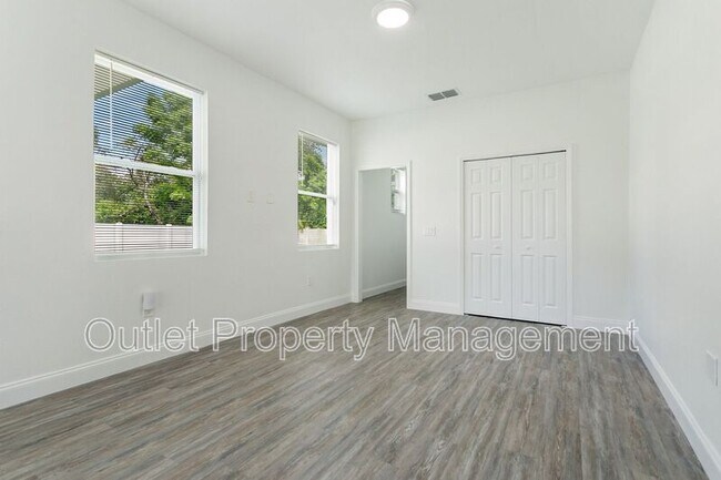 Building Photo - 1649 Lake Dr