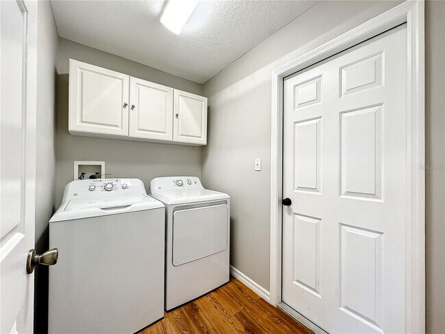 Building Photo - 1364 Hillview Dr