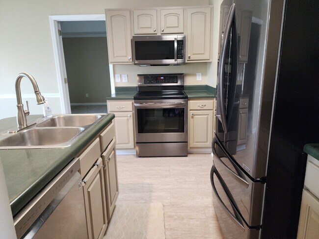 Building Photo - Station Camp Schools zoning! 3 bed with bonus room! Pet friendly!