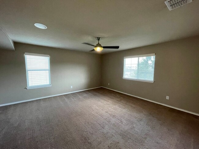Building Photo - BEAUTIFUL 3 BEDROOM 2.5 BATH FEATURING A LUXURY KITCHEN WITH WHITE GRANITE COUNTERS, GRAY CABINET...
