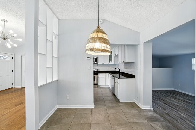 Building Photo - 2918 Somerset Ln
