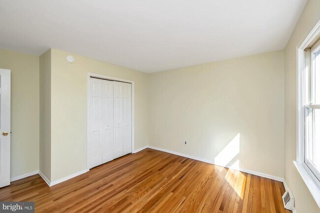 Building Photo - 60 Paul Cir