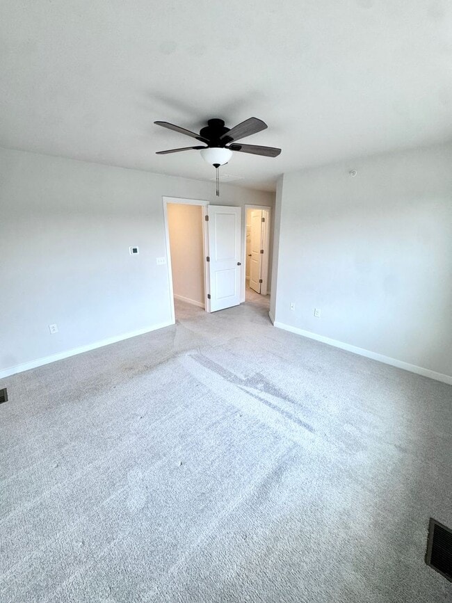 Building Photo - THREE BEDROOM/2.5 BATH TOWNHOME in Southern Lehigh School District