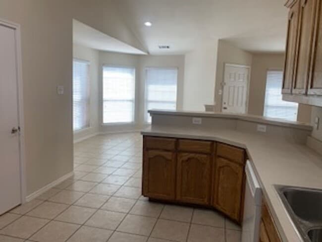 Building Photo - 3/2/2 Starter HOME!