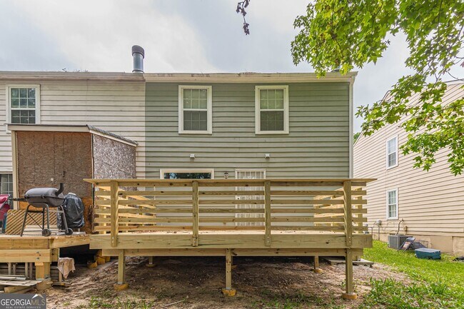 Building Photo - 5895 Hampton Ct