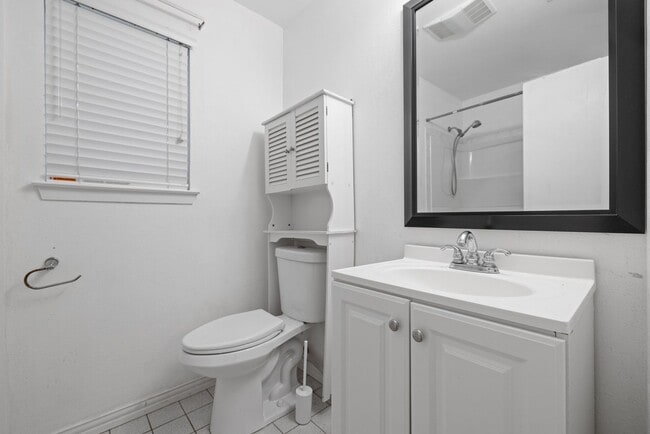 Building Photo - Happiness on Harcourt!