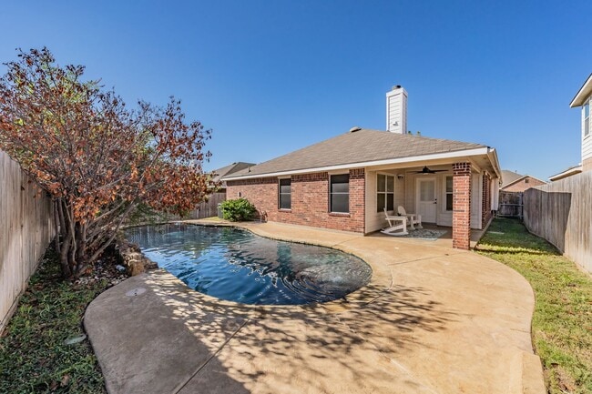 Building Photo - 3bed/2bath Cozy Chic with Backyard Oasis