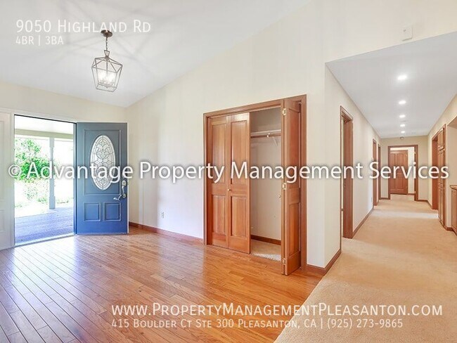 Building Photo - Unique 4 Bed / 3 Bath 3,484 Sq Ft Home off...