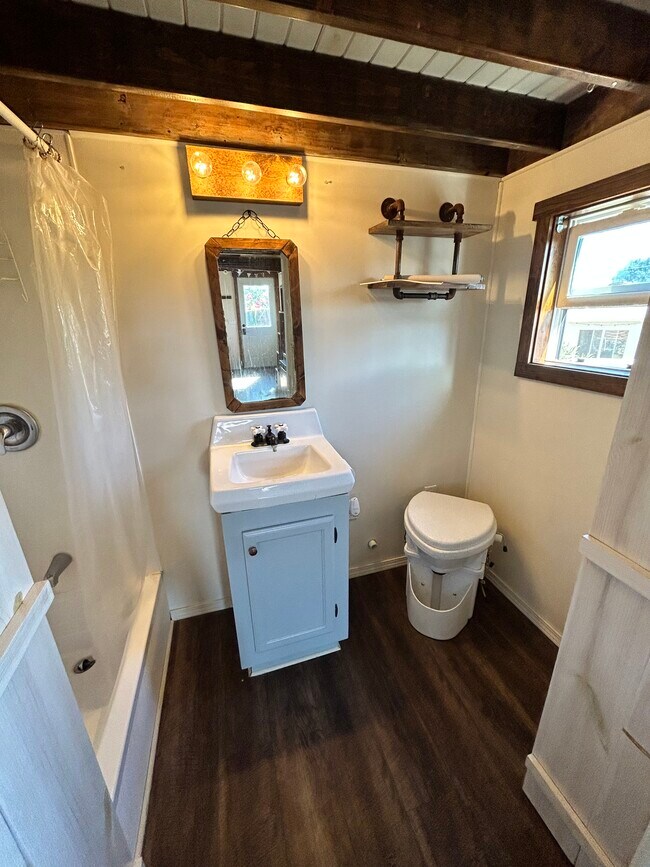 Building Photo - 754 Glencoe Dr