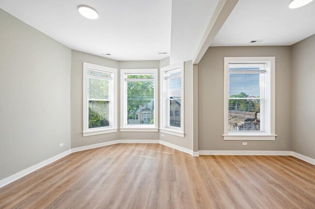 Primary Photo - 2 bedroom in Chicago IL 60657