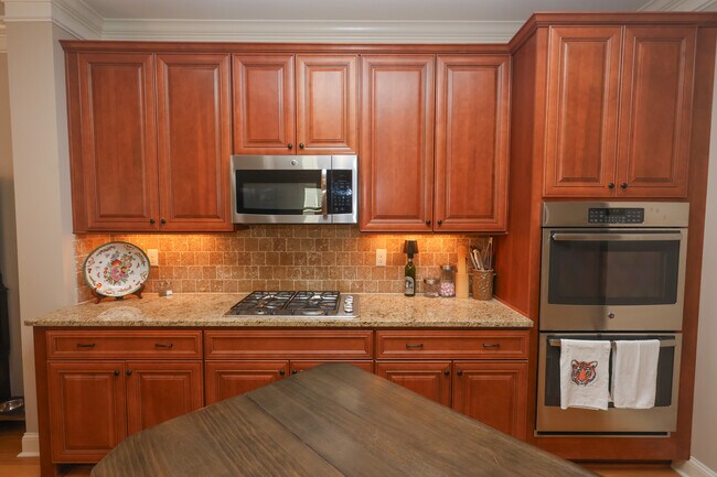 Building Photo - 504 Village Walk Ln