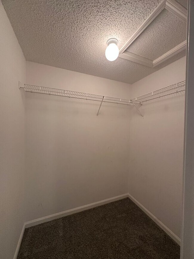 Building Photo - Briarwood West!  End Unit!