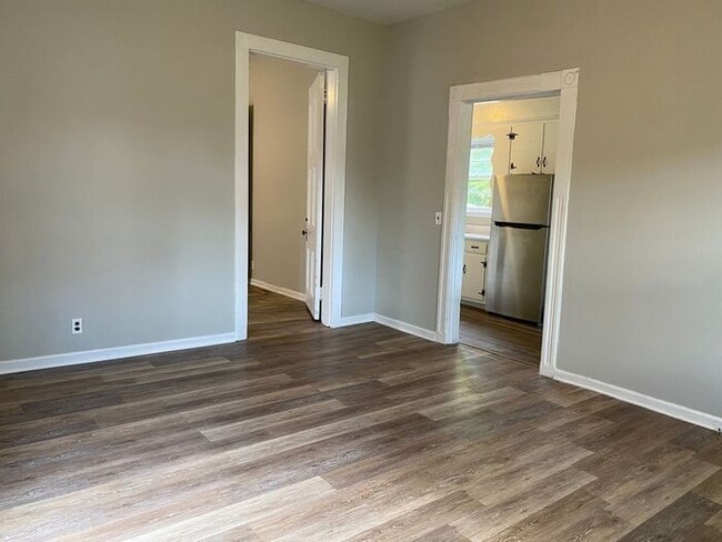 Building Photo - For Rent - Renovated One Bedroom Unit in G...