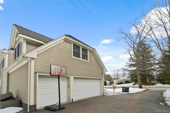 Building Photo - 484 Rosedale Ave