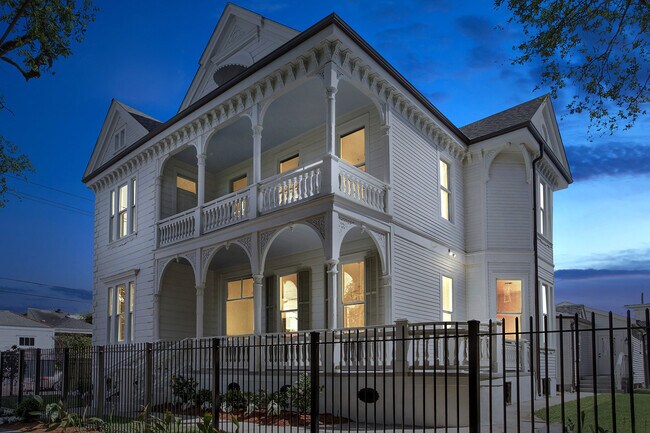 Building Photo - Private Porch - 1BR/1BA Newly Renovated 1 block to Streetcar