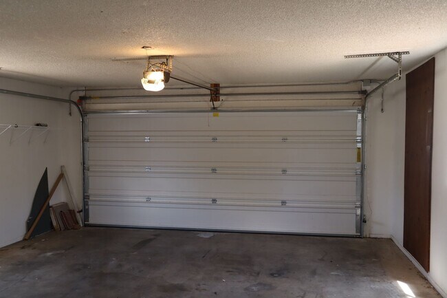 Building Photo - NEW A/C, Freshly Painted Inside and Outsid...