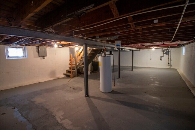 Building Photo - 6817 Raymond Ave