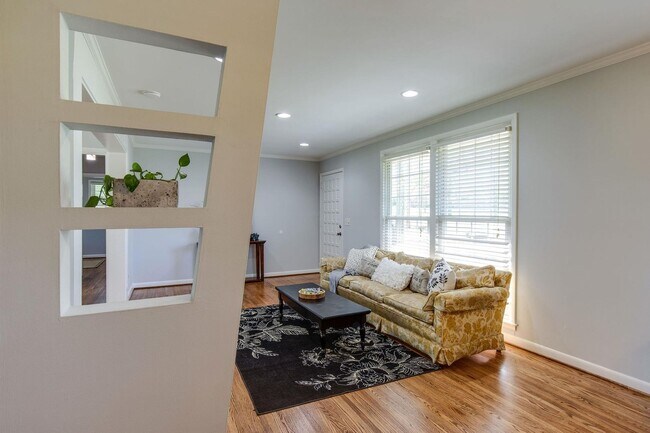 Building Photo - $2500/mo A newly remodeled 3 bedroom 2.5 B...