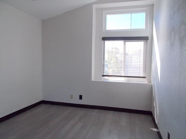 Building Photo - Spacious 4-Bed Home in Quiet Las Vegas Cul-de-Sac with Private Backyard