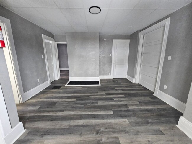 Building Photo - Newly update 2 bedroom 1 bath apartment fo...