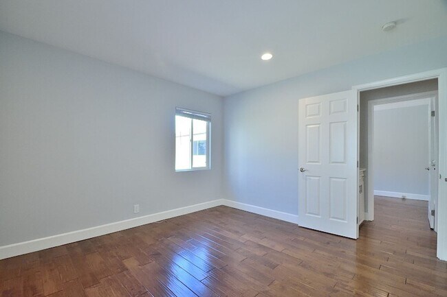 Building Photo - 3 Bedroom 2 bath Home, 2 Car garage, Air Conditioned