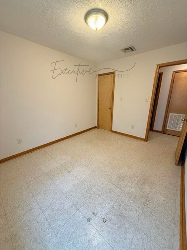 Building Photo - 2208 N Malcolm St