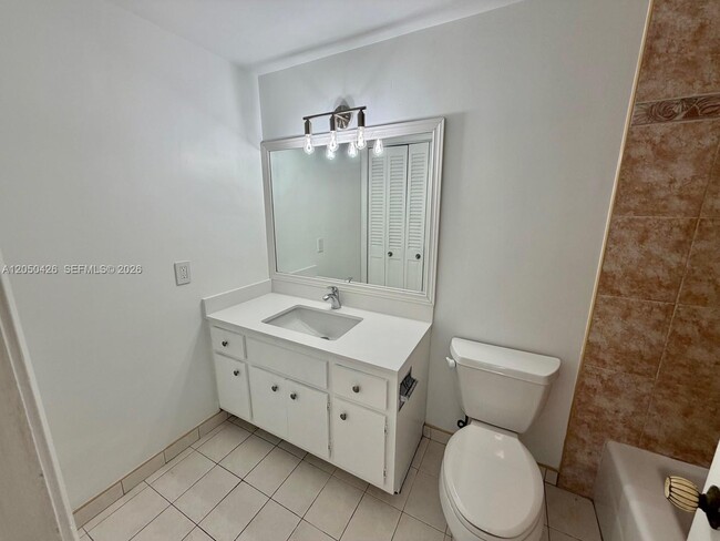 Building Photo - 4400 Hillcrest Dr
