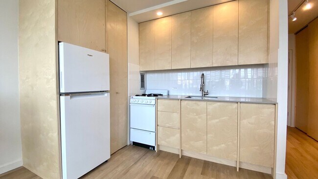 Building Photo - Renovated Studio - Utilities INCLUDED Avai...