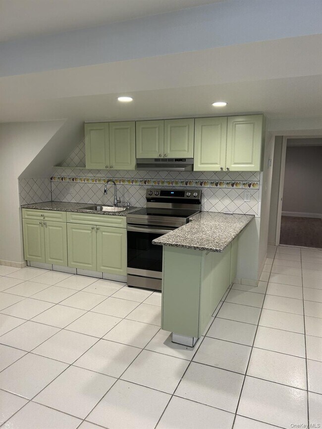 Building Photo - 15 Maple St