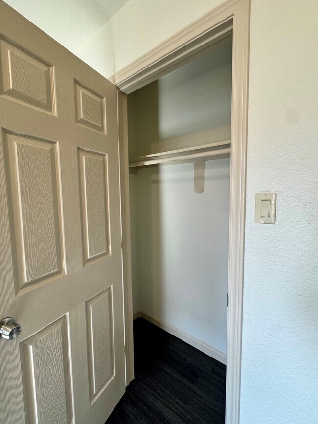 Building Photo - 624 Luke St