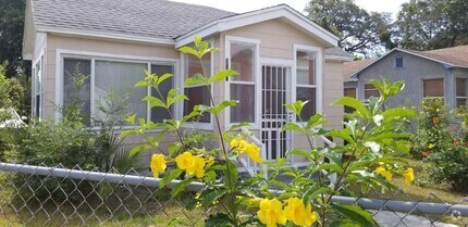 Building Photo - Extra Large 2 Bedroom