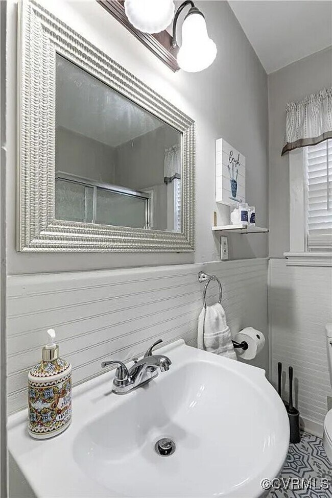 Building Photo - Charming 2-bedroom 1 bath