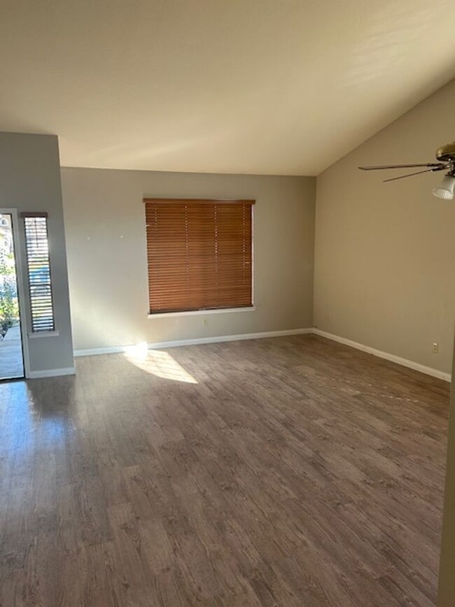 Building Photo - Almonte