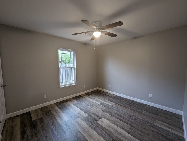 Building Photo - 3 Bedroom/2 Bathroom House • Southside