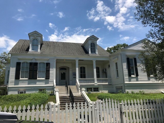 Front of the building - 809 Burdette St