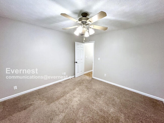 Building Photo - 1424 Snow Hill Dr