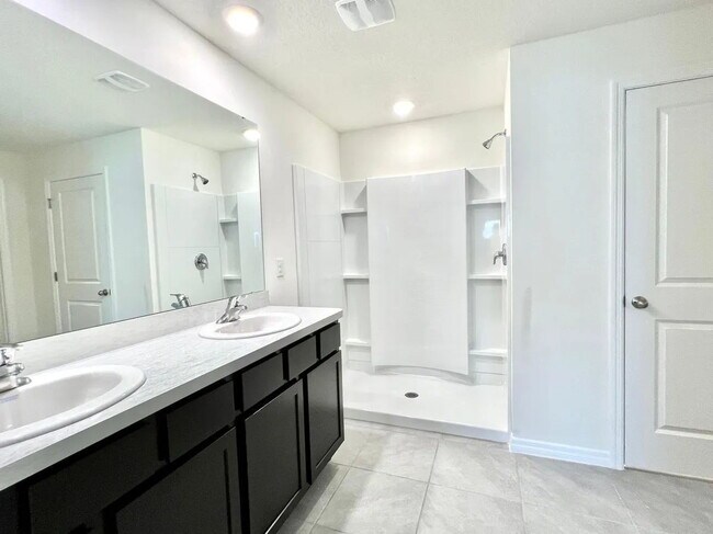 Building Photo - **AVAILABLE AUGUST 1** Charming 3-Bedroom ...