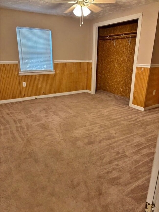 Building Photo - 3 Bedroom, 2 Bath home.