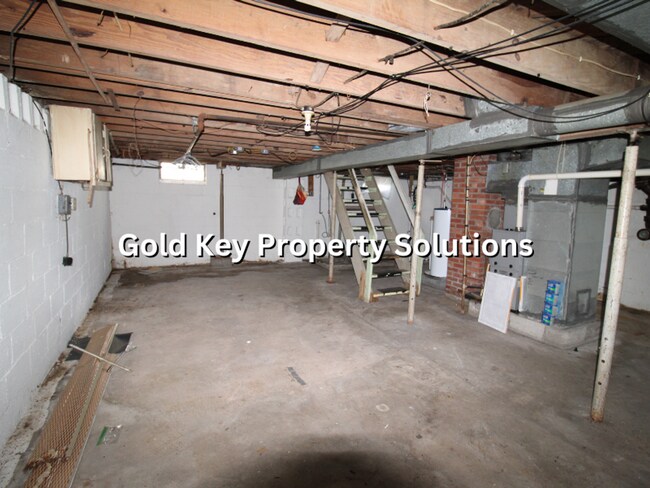 Building Photo - MEADOWBROOK AREA 2 BR 1 BA House with Central Air and Garage (SECTION 8 APPROVED)