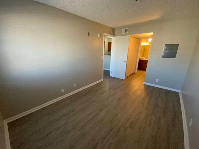 Building Photo - 1 BEDROOM 3RD FLOOR CONDO CLOSE TO UNLV/AIRPORT & LV STRIP!