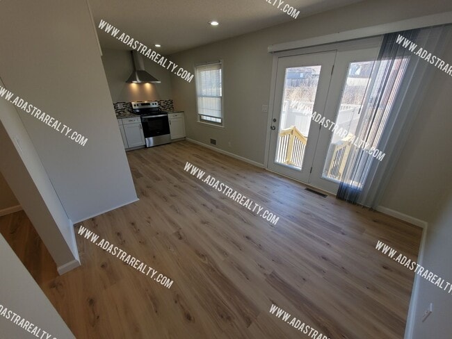 Building Photo - Absolutley Beautiful 4 Bedroom 2.5 Bath Overland Park Home-Available NOW!!