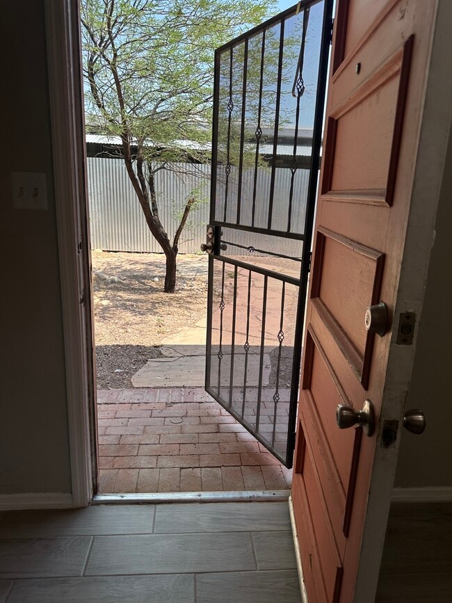 Building Photo - 1317 E Adams St