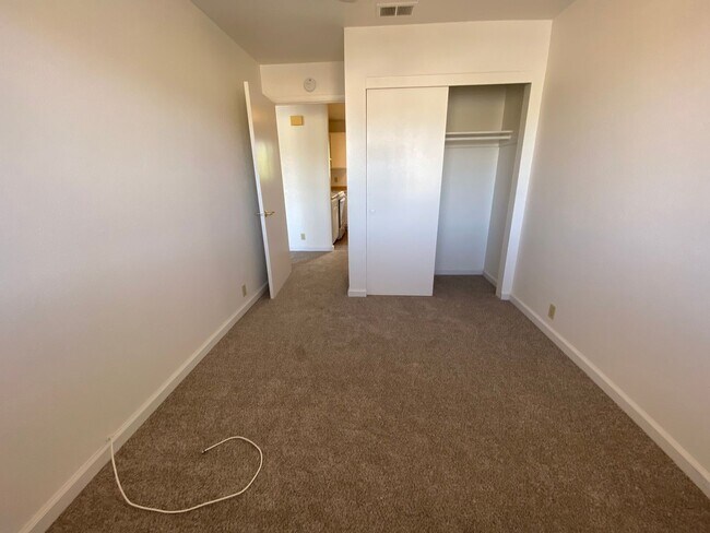 Building Photo - La Tierra Gardens - 2/1 Upstairs Apartment